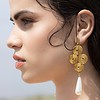 orecchino-oro-vegetale-capim-dourado-eco-gioielli-bijoux-golden-grass-perla-goccia-indossato-modella-pamela (3)